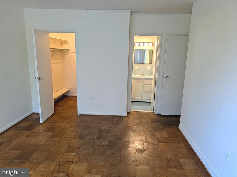 10401 Grosvenor Pl #310 — Photo 15