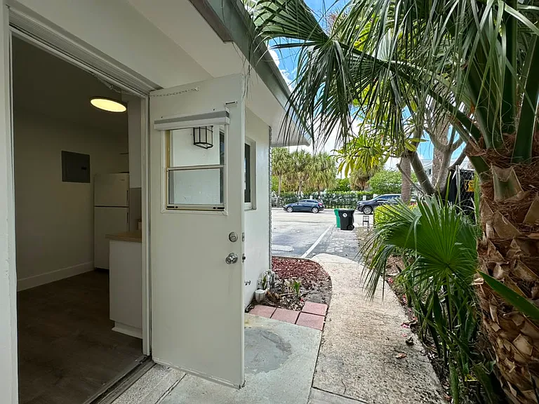 840 NE 17th Ter #9 — Photo 22