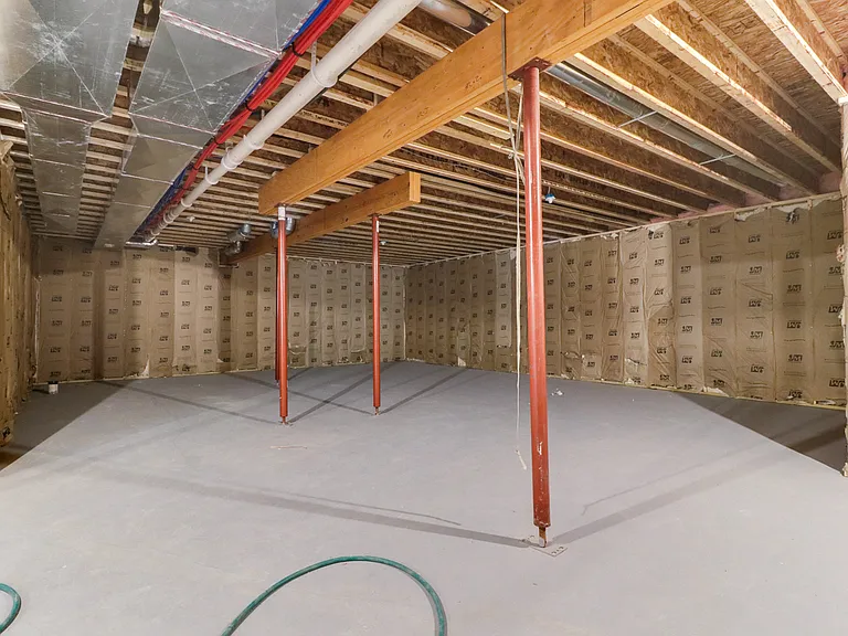 760 Kristin Dr — Photo 32