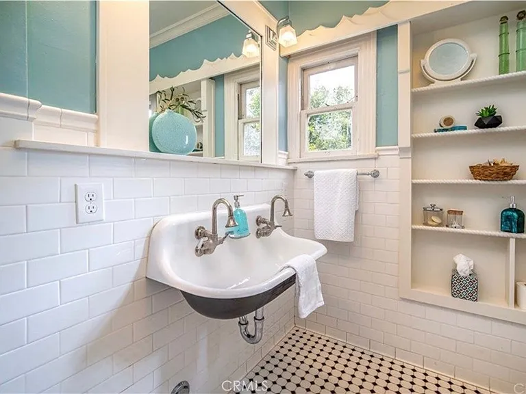 2421 N Heliotrope Dr — Photo 18