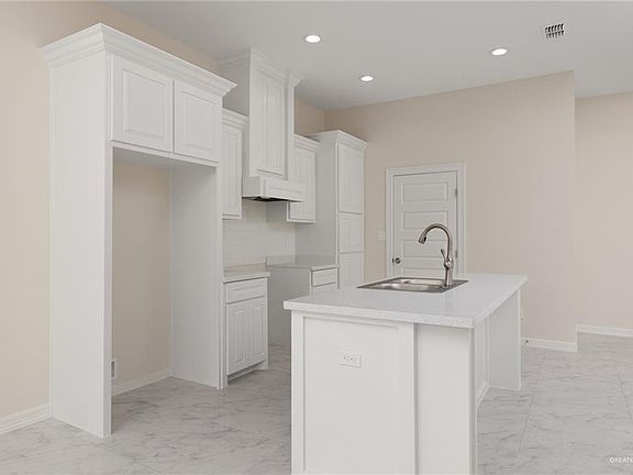 5th image of 504 Pine Oak St