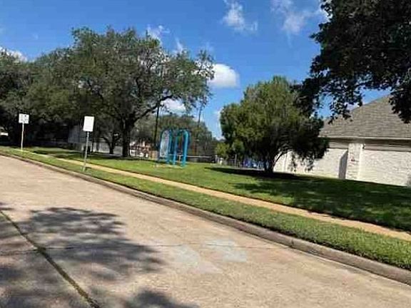 Exterior Neighborhood (street photo)