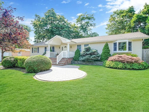 40 Raymond Avenue, Farmingville, NY 11738