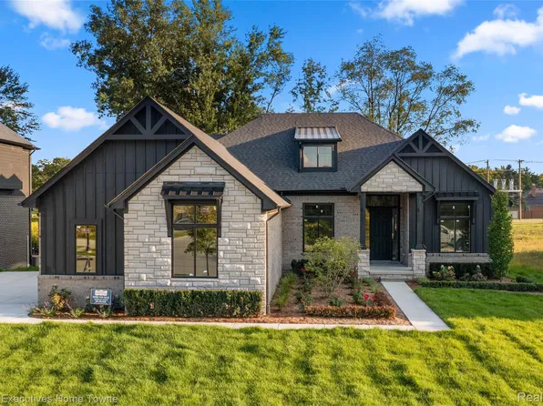 11812 Encore Dr, Utica, MI 48315