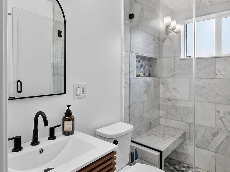 2218 Farrington Ave — Photo 16