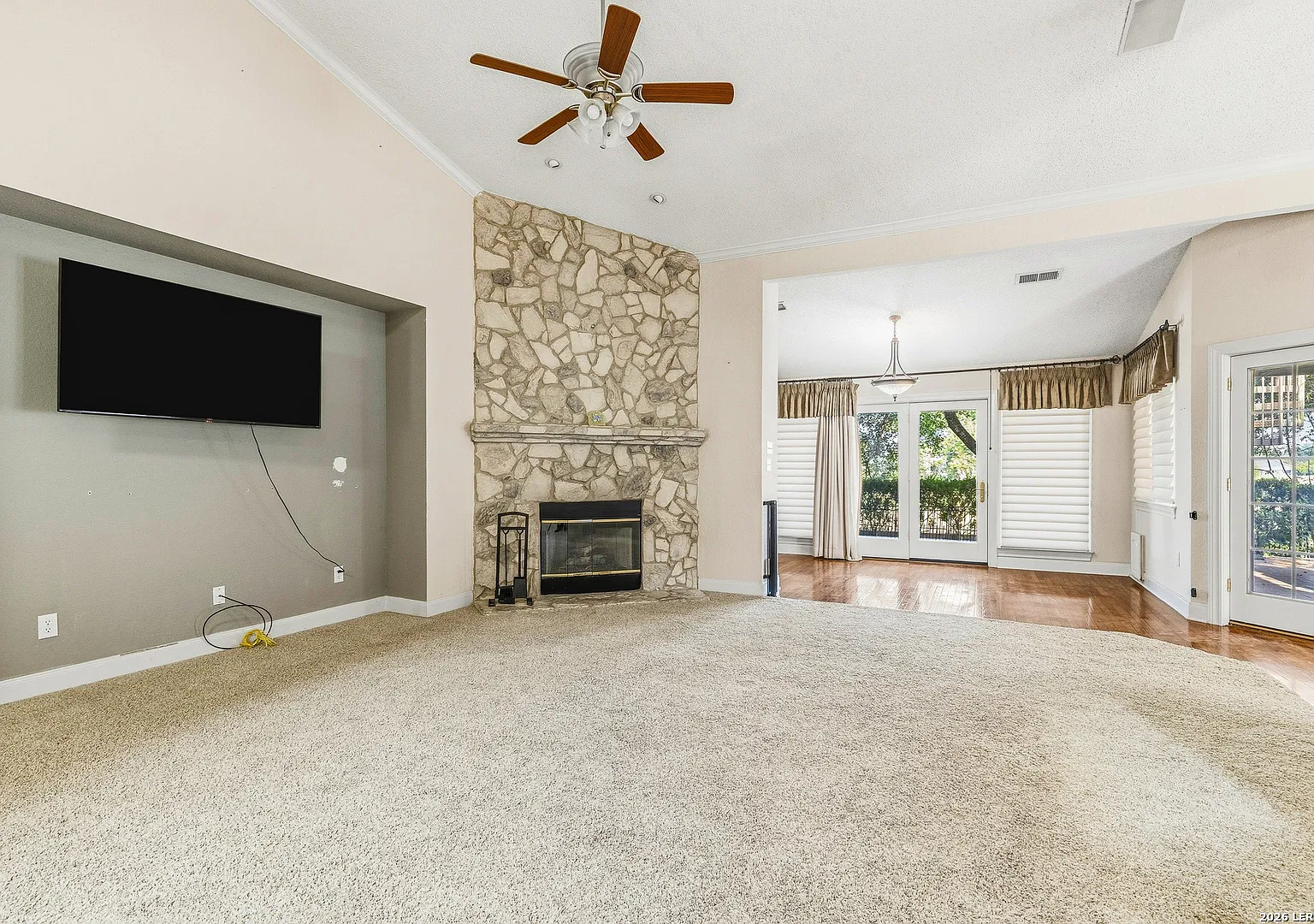 3 bed, 2.0 bath, 2556 sqft, $2,100 — Photo 1