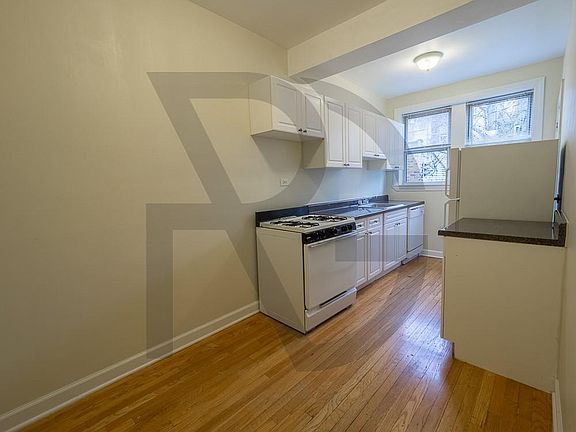 2nd image of 550 W Aldine Ave #550N1