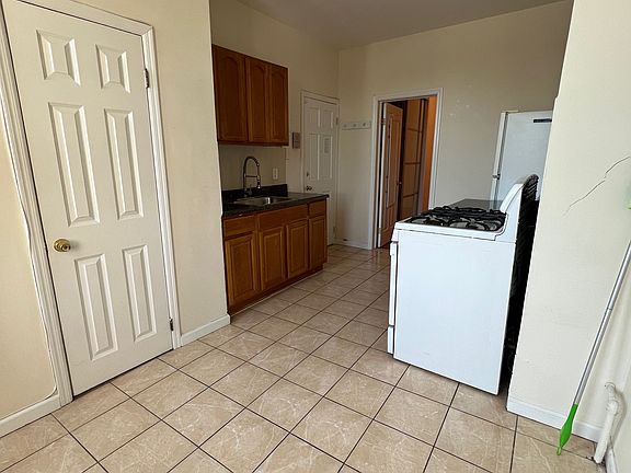 4th image of 1434 Gates Ave APT 3L