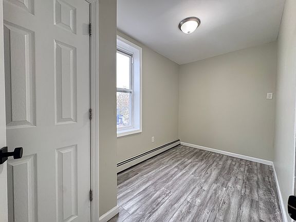 5th image of 114 Mallory Ave #2