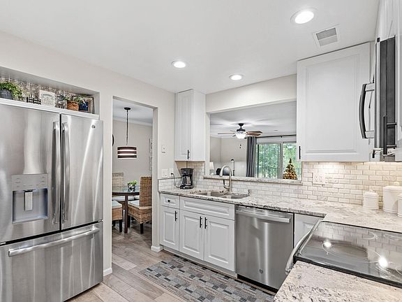 2nd image of 20 Windsor Ln APT 111A