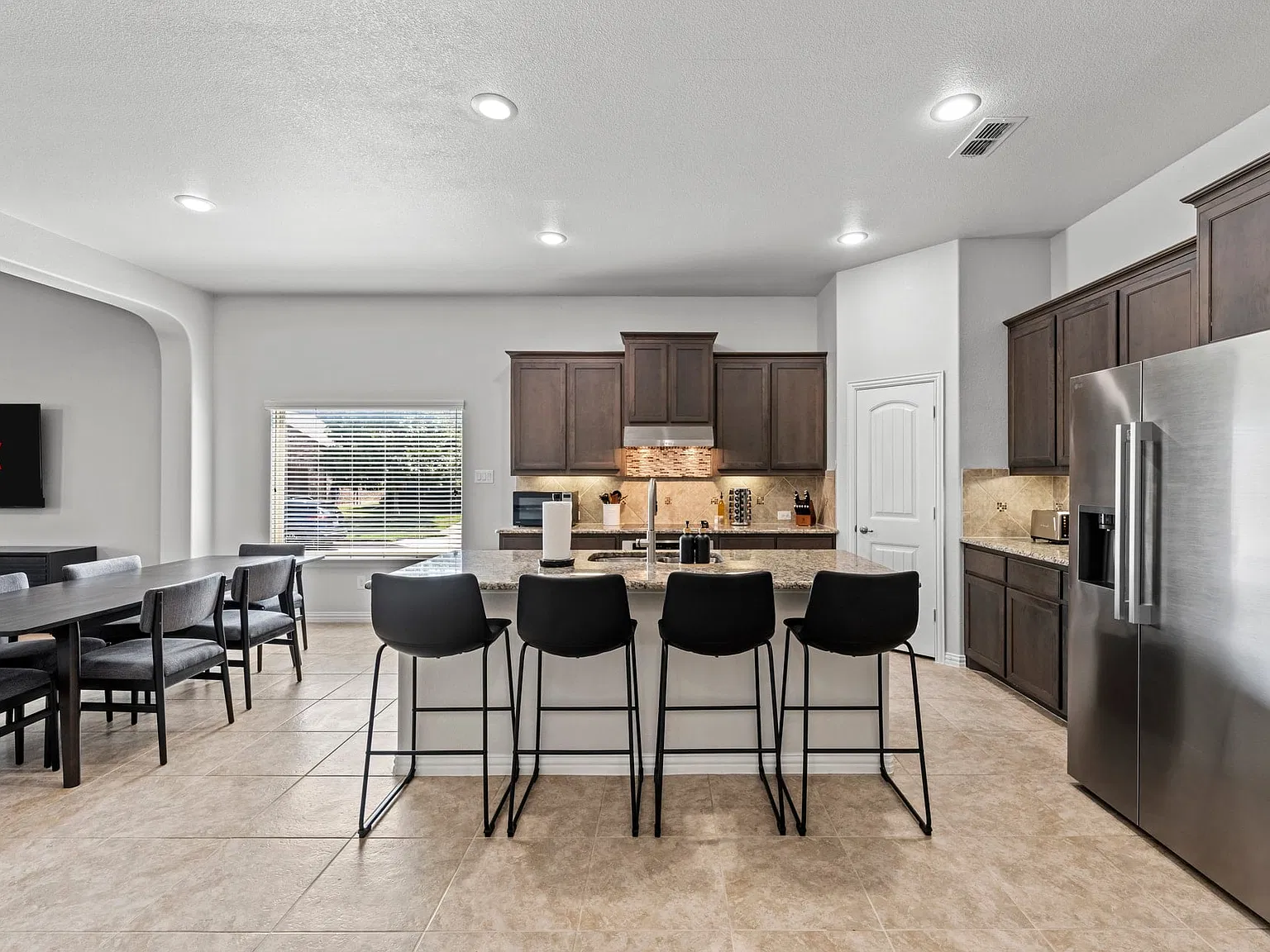 4 bed, 3.5 bath, 3020 sqft, $7,500 — Photo 2