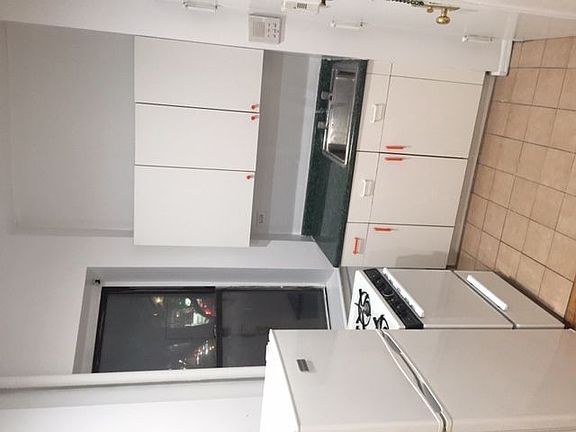 3rd image of 454 W 36th St APT 1RW