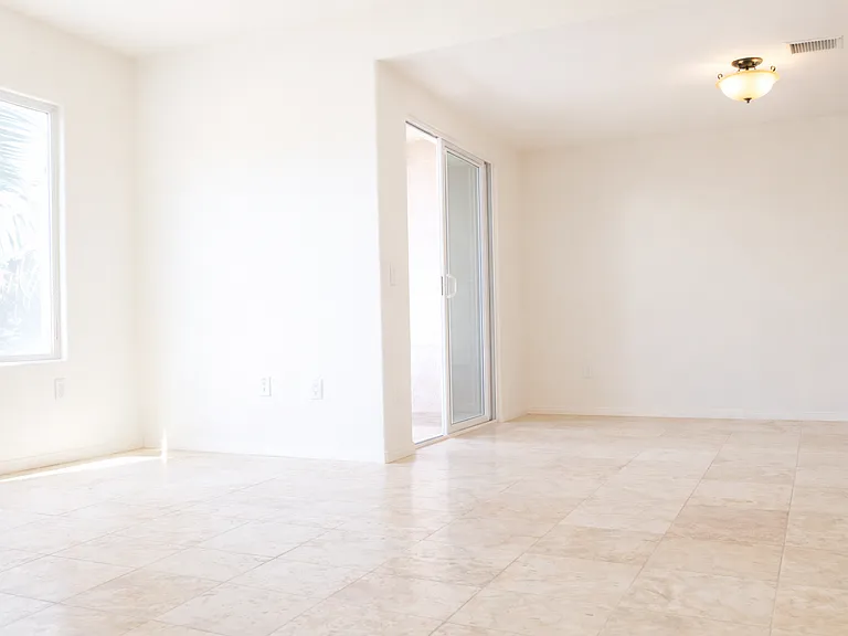 1613 Emerald St — Photo 5