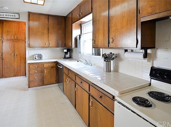3rd image of 2204 Manzanita Ln