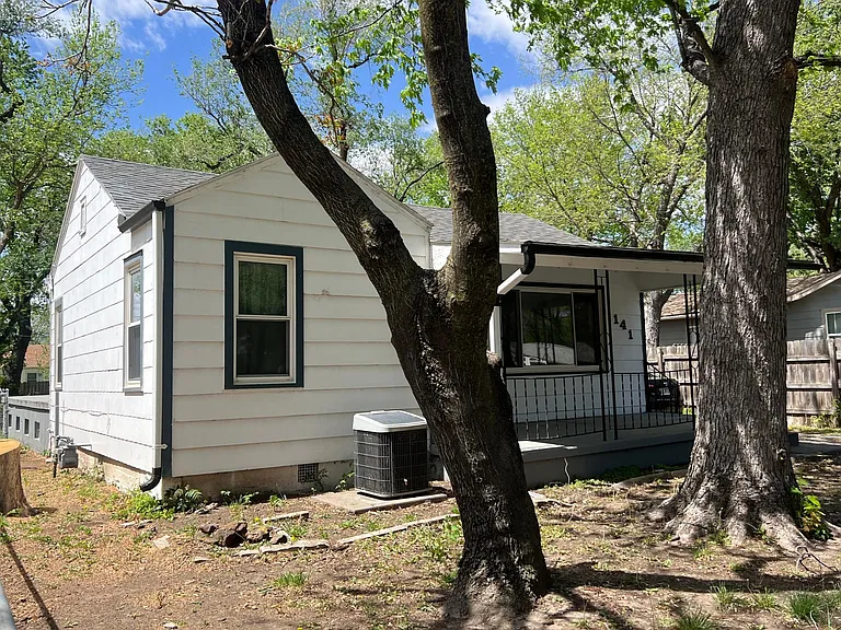 141 S Custer Ave — Photo 26