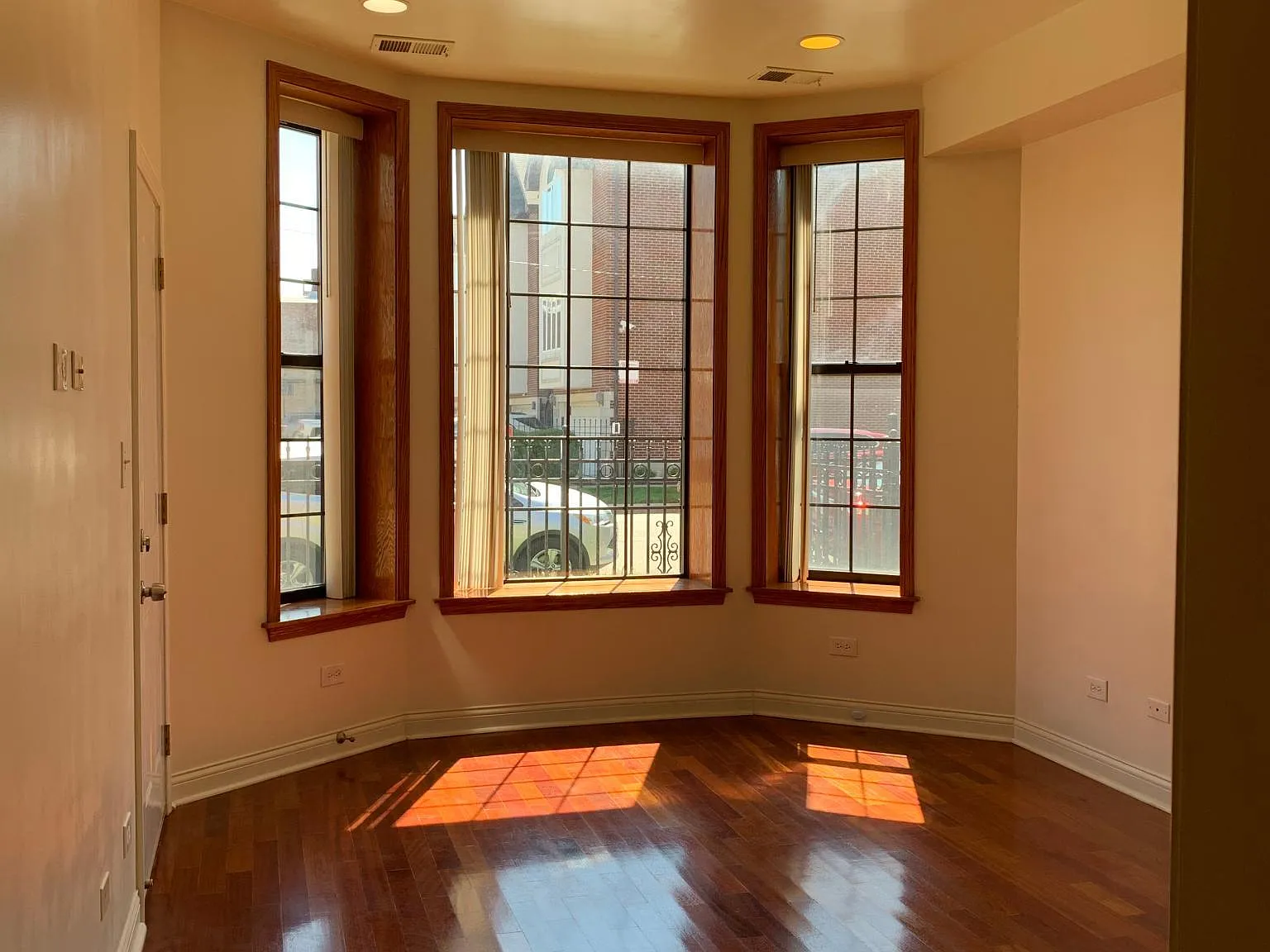 3542 S Parnell Ave — Photo 2