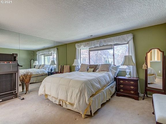 4th image of 612 SE 130th Ct