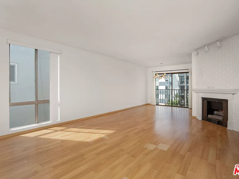 953 4th St #300 — Photo 4