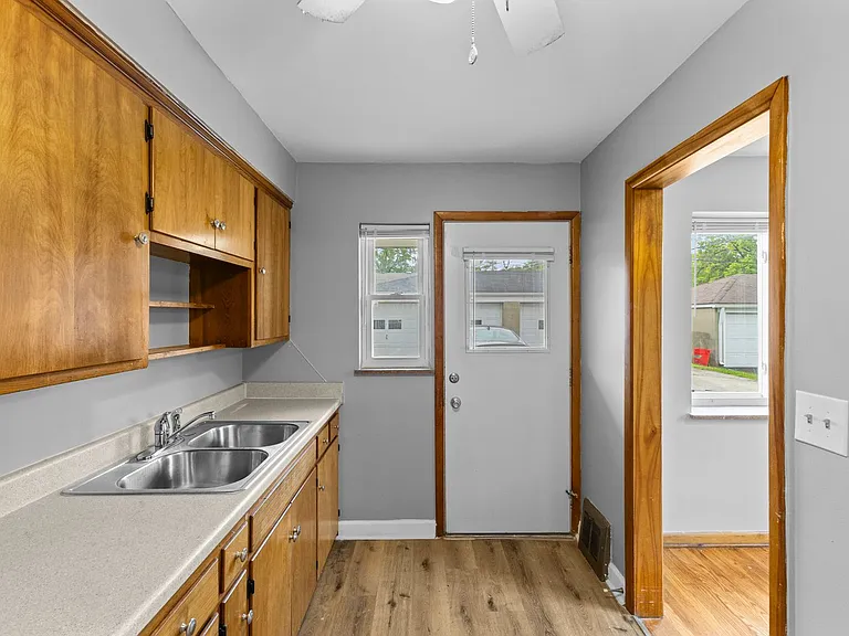 723 Village Dr — Photo 16