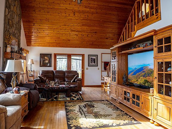 5th image of 292 Mountain Wood Dr