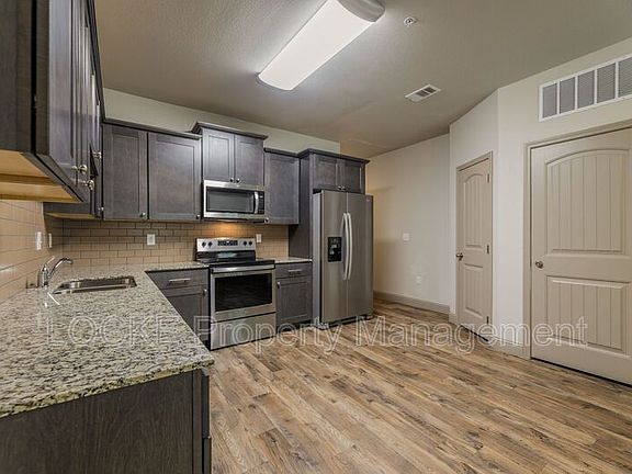 4th image of 512 E Akard St #400