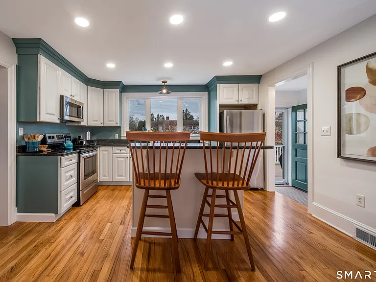 99 Bay View Ave — Photo 12