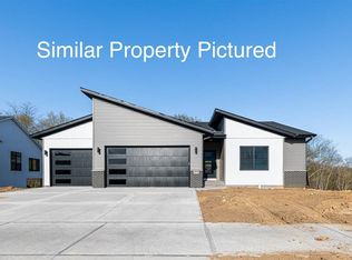 1251 Sand Prairie Dr, Iowacity, IA 52240