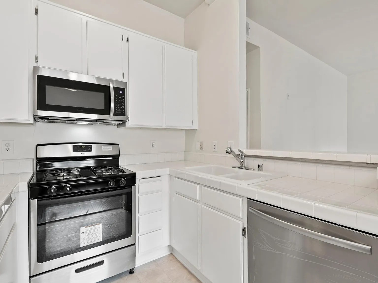 2 bed, $2,950 — Photo 4