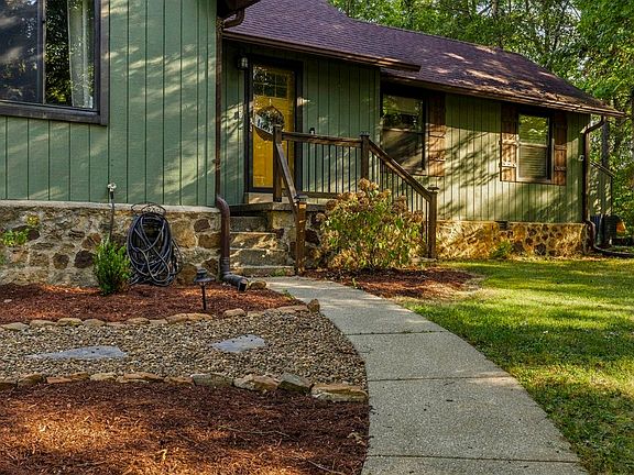 3rd image of 2524 Glen Lily Rd