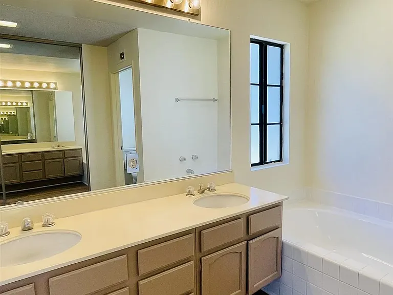 3488 Voyager Cir — Photo 15