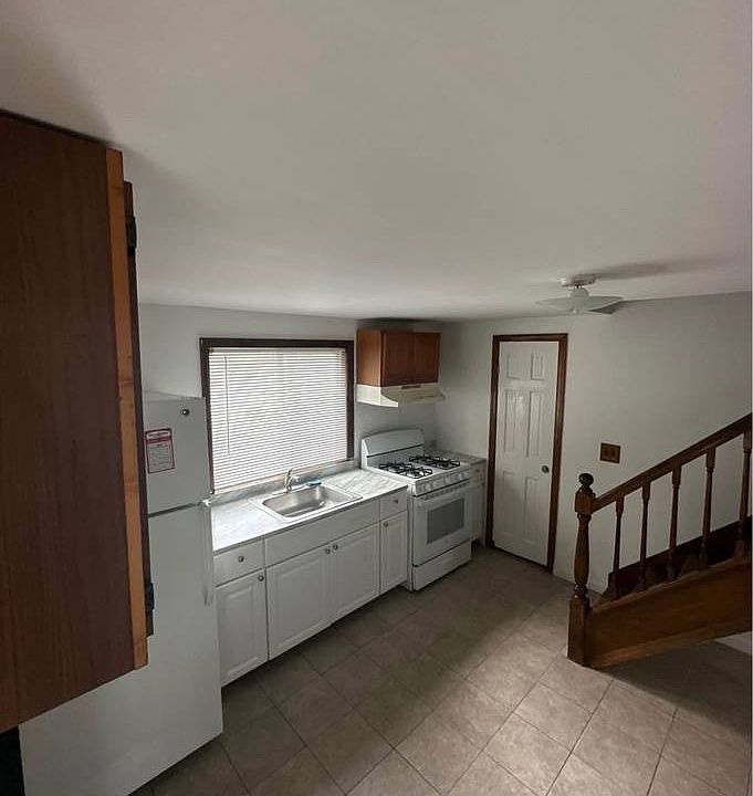 1st image of 16 Towne Ln