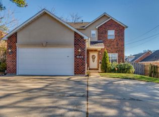 1070 N Hanley Rd, Saint Louis, MO 63130
