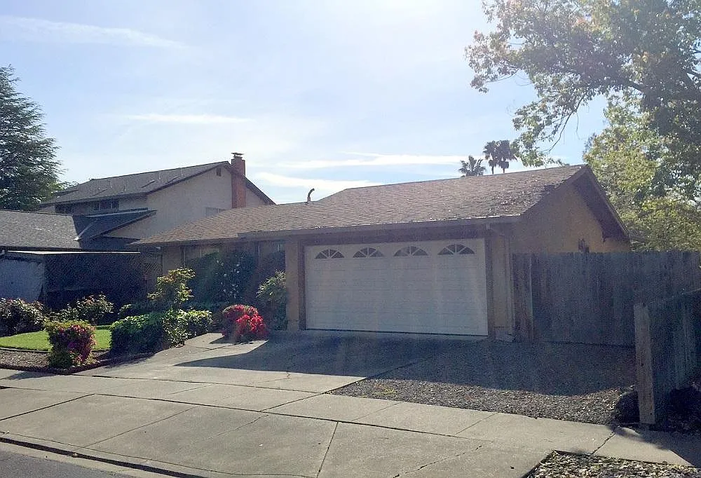 2435 Flora St photo 1