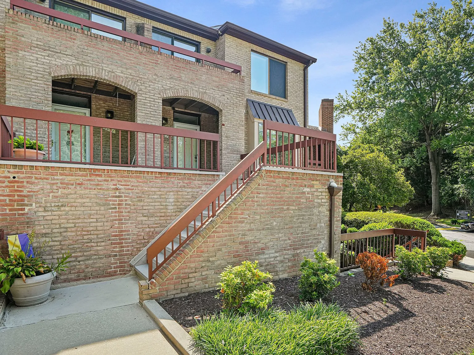 3 bed, 2.5 bath, 1600 sqft, $3,199 — Photo 4