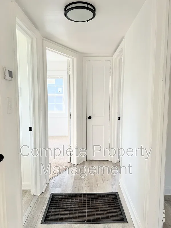 3 bed, 1.0 bath, 864 sqft, $1,250 — Photo 4