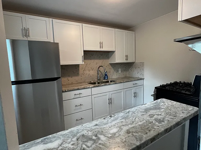 1607 Macarthur Dr — Photo 2