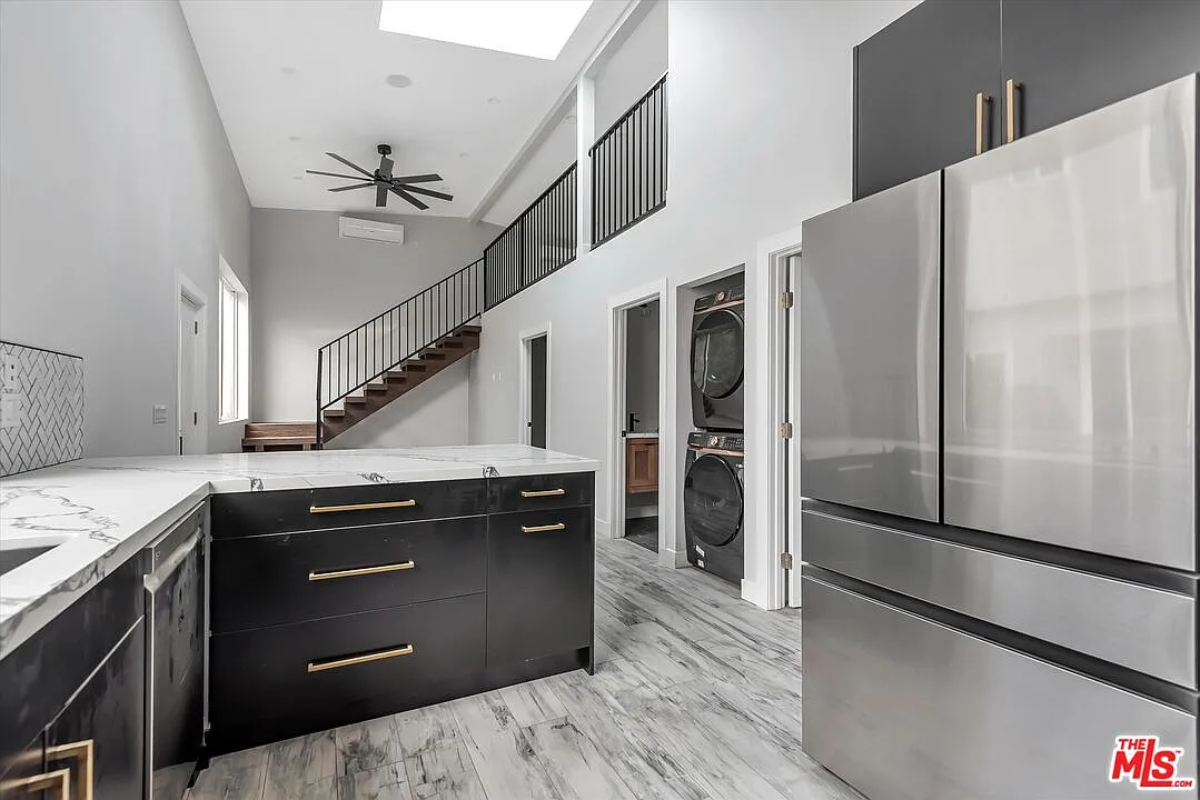 2 bed, 1.0 bath, 1120 sqft, $4,300 — Photo 1