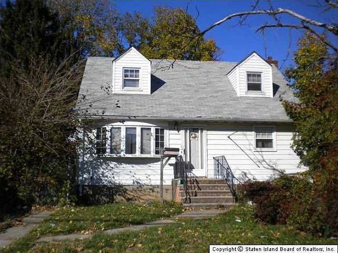 FRONT OF HOUSE