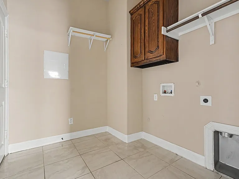 604 Darby Ln — Photo 22