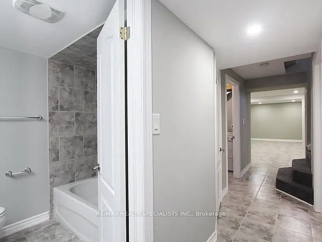 79 Gulliver Cres — Photo 3