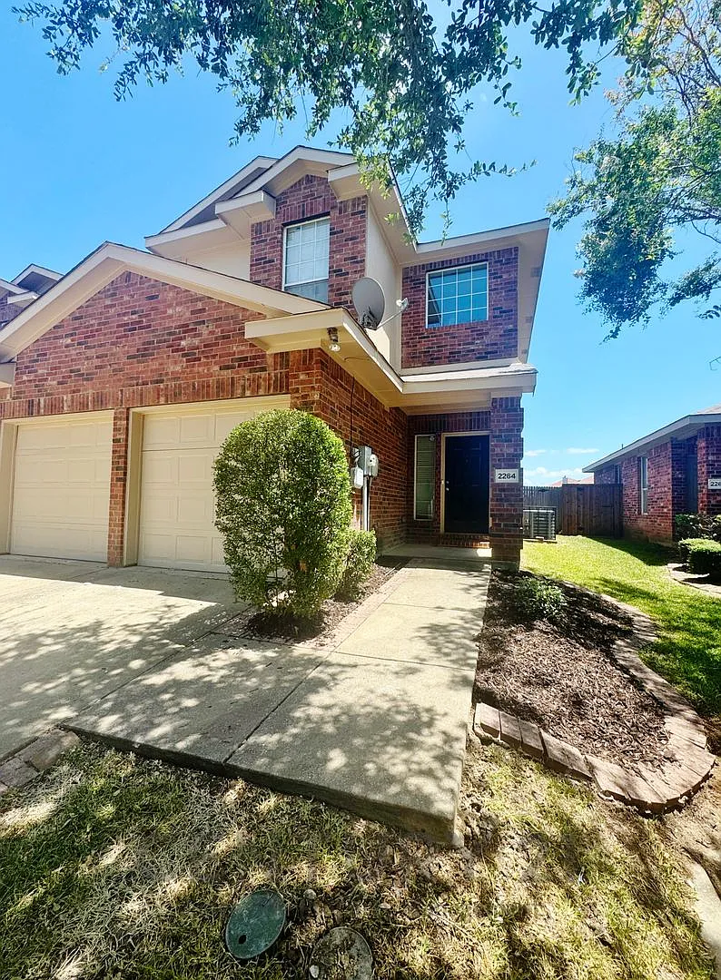 Spacious 2-Story 3/2.5/2 Townhome in Mesquite! — Photo 1
