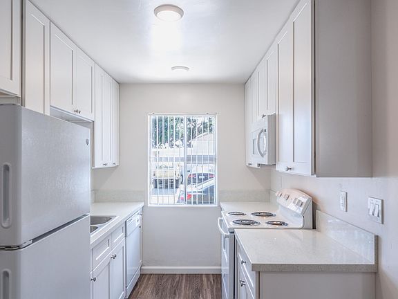 2nd image of 936 Loring St APT 1B