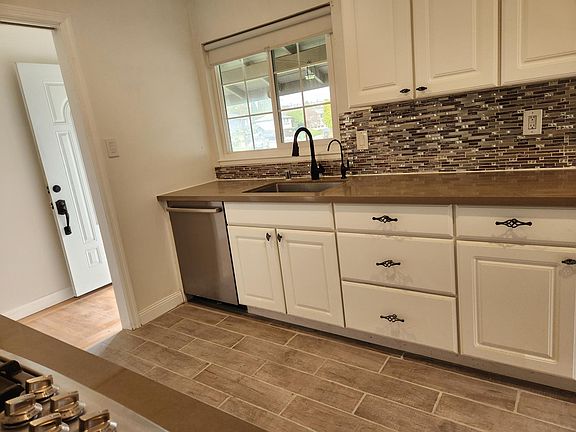 3rd image of 3634 Londonderry Dr