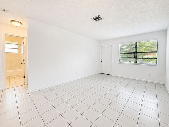 5th image of 500 NW 35th St APT 4