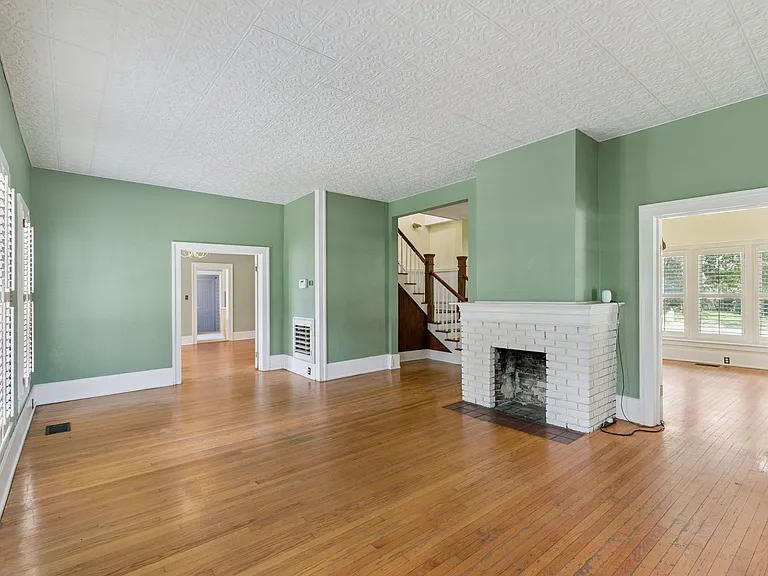 2400 S Park Ave — Photo 6