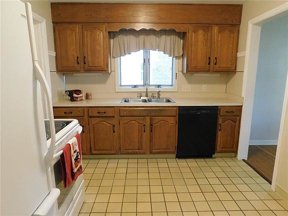 3rd image of 244 Thorncliffe Dr