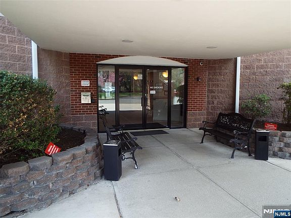 3rd image of 189 Forest Avenue