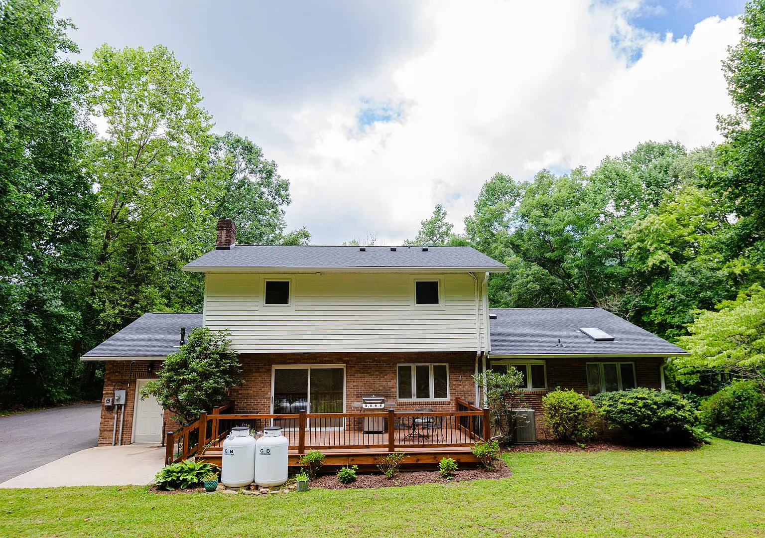 Spacious 4BR Home with Office and Fiber Internet Near Asheville — Photo 3