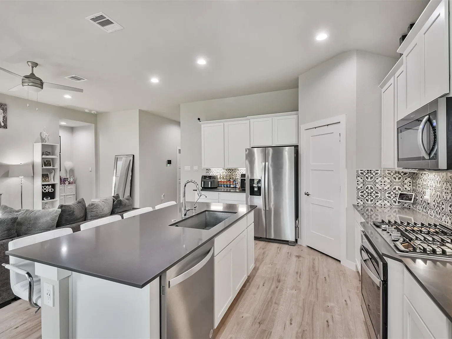 3 bed, 2.0 bath, 1645 sqft, $2,275 — Photo 4