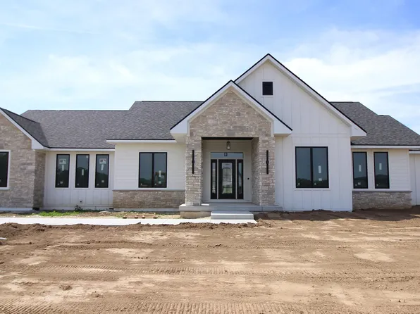 5143 N Brownwood Dr, Janesville, WI 53545